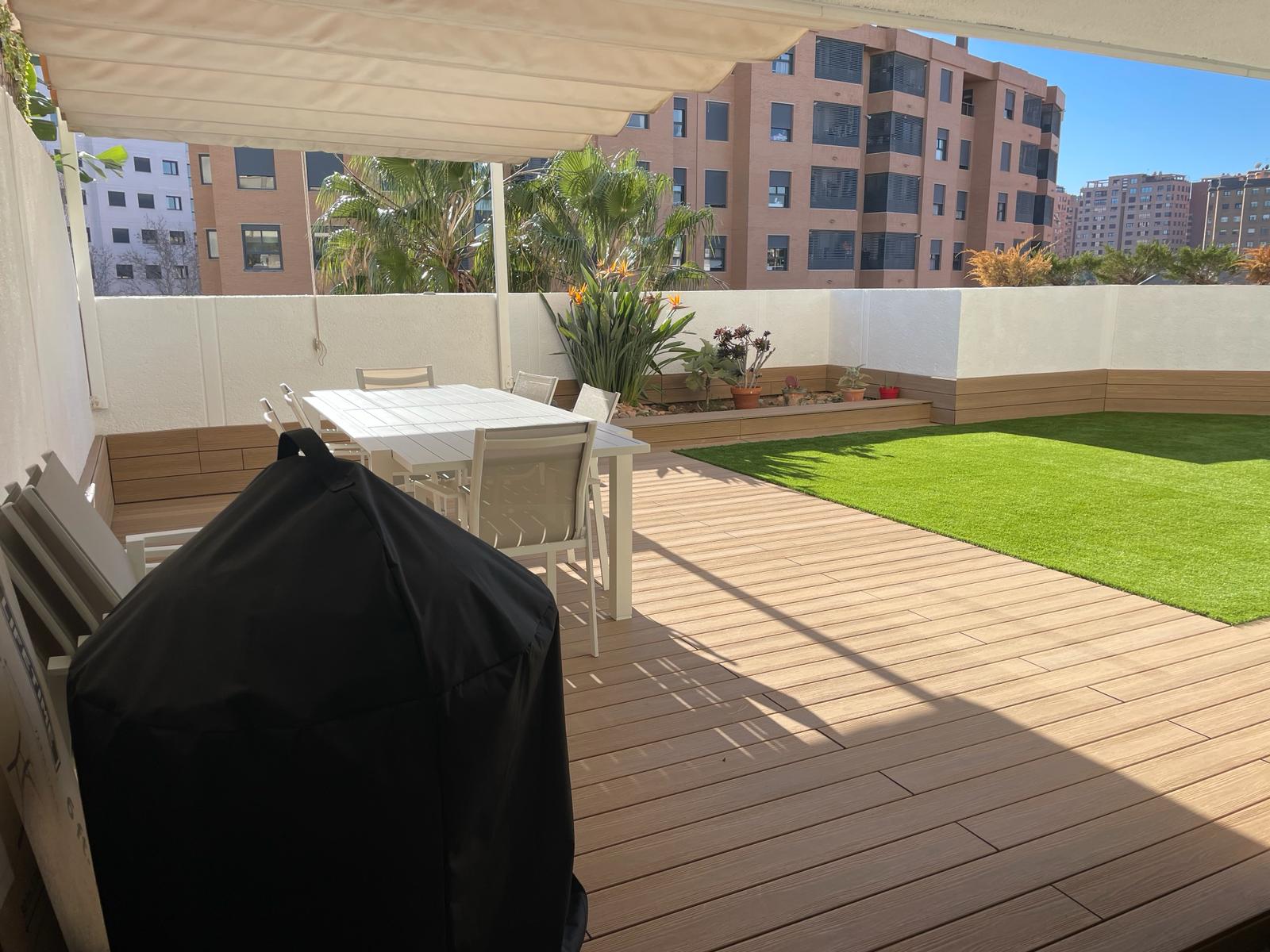 Parquet en Valencia: 3 claves técnicas para elegir un suelo que resista la humedad del Mediterráneo